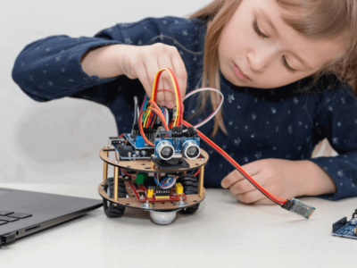 Projeto de um robo que uma crianca esta montando em robotica educacinal