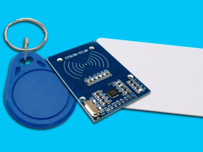 Módulo RFID Arduino, bottom e cartão em um fundo azul