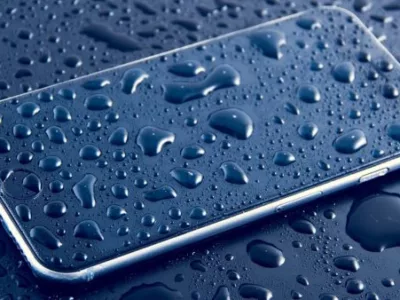 celular com vários respingos de agua